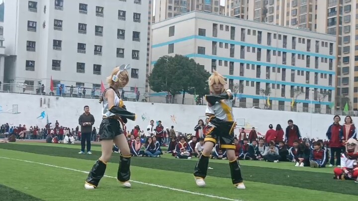 Dance inferior and superior in the school sports meeting animation club