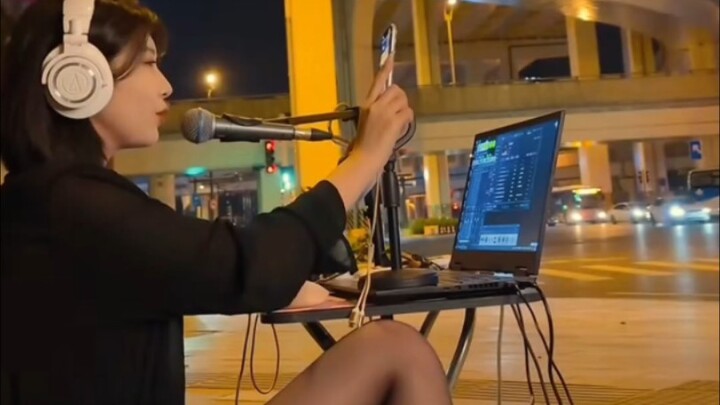 Black silk singing female anchor Li Letong