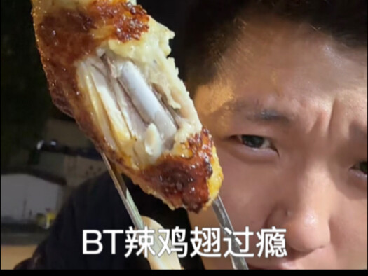 แผงลอยข้างทางในเมือง ซ่อนกลิ่นอายชีวิตที่อบอุ่นหัวใจที่สุดไว้ ยอดเยี่ยม! บาร์บีคิวฤดูใบไม้ร่วงก็อร่อ