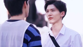 "Một tay cầm bức thư tình, tay kia cầm huy chương."