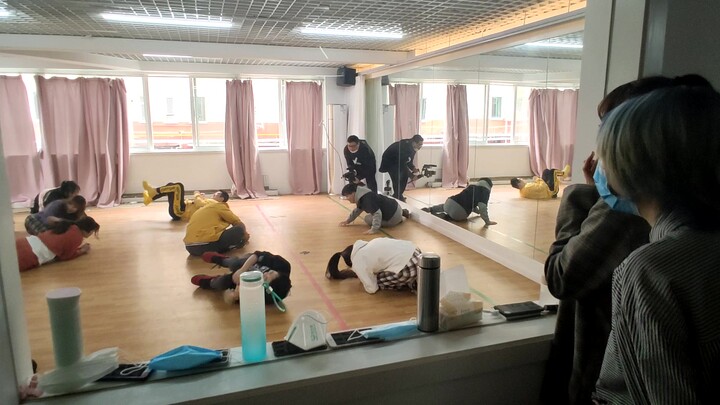 Three brothers are becoming idols? Boys sneak into the V17 practice room! Looks familiar... I feel l