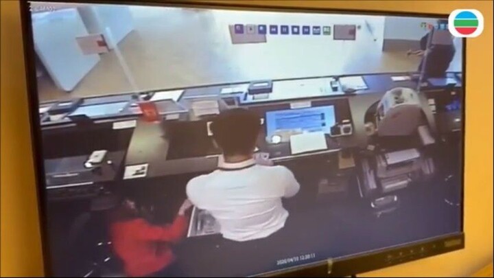 閉路電視片足本睇｜灣仔東亞銀行劫案　匪徒持疑似手槍斧頭行劫過程｜香港新聞｜無綫新聞｜TVB News｜20260410