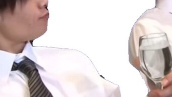 2 คนดื่มฉลองหลังทราบผลสอบ