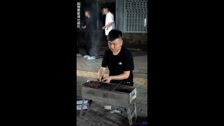 Keluarga musnah pria sembunyi jadi penjual sate 15 tahun kembali jadi dewa perang balas dendam