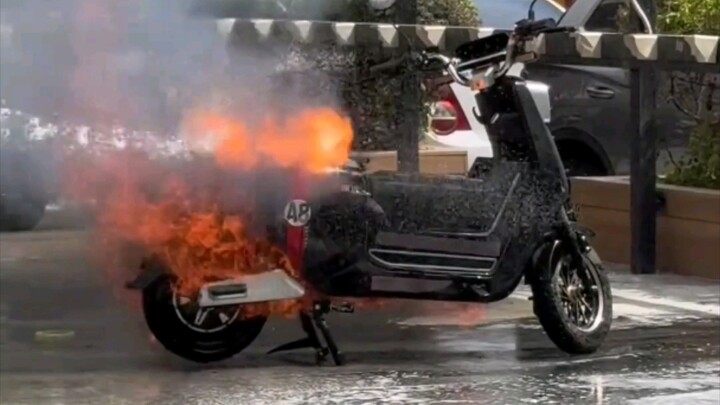 Even if you toss your electric bike into a pond, the fire still won’t go out 😅