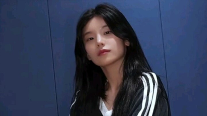 تستمر الحاجبان في الارتعاش فوق ذلك الوجه الناعم الصغير