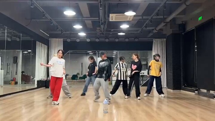 Peaktime-bad flip practice room with abdominal muscles not yet trained