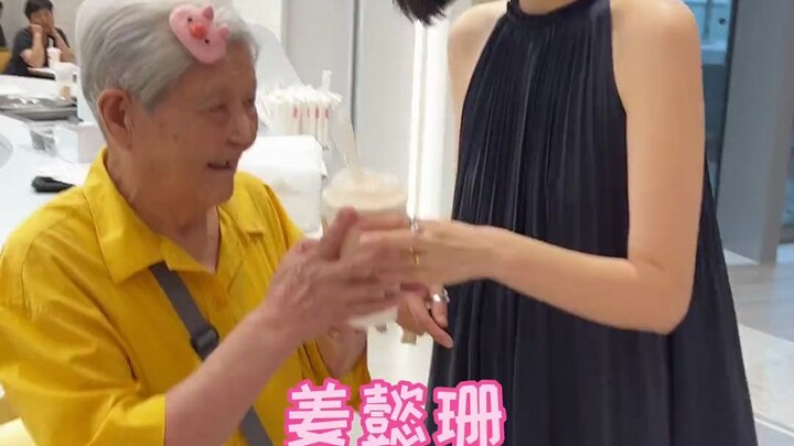 คุณยายช่างอยากรู้อยากเห็นจริงๆ สมาชิกในครอบครัวใครเข้าใจบ้าง!