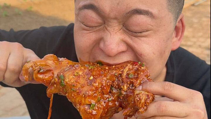 Hôm nay ăn món cừu chặt tay, thơm quá!