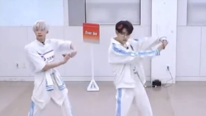 The security room has an audio version of "After Like" Zhang Hao and Chen Guanrui's girl group dance