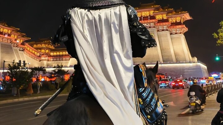 This is the kind of hanfu men love—57-year-old veteran inspects the Yingtian Gate.