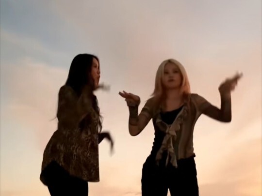 当成员们互相支持时 她们会互相踢沙子或做其他事情 231206 XG Chisa近藤千彩 Hinata