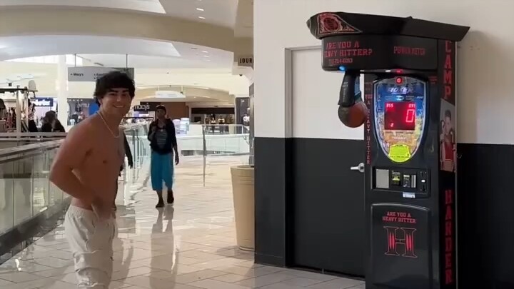 นักมวยอาชีพทำลายสถิติโลกเกมตู้ชกมวย พู่! | เรียนศัพท์ผ่านการเล่นเซิร์ฟ 24