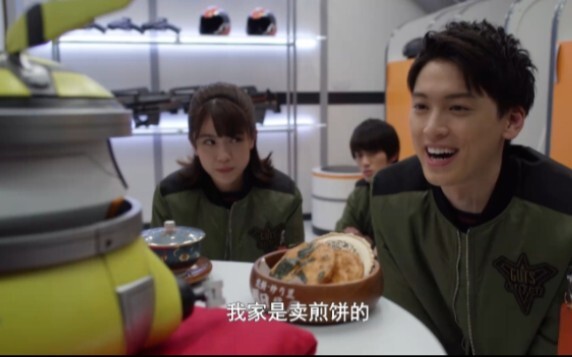 Tiga orang mencoba mendekati robot tersebut menggunakan "pancake kosmik"