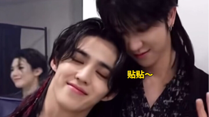 [Team Eight] “We’re a couple.” “That’s right.”