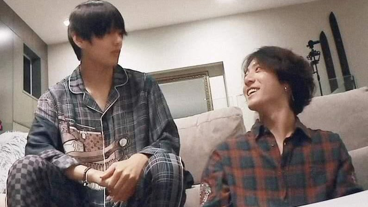 [BTS/Jungkook] Taehyung’s not feeling well; even off-camera, Jungkook stays by Taetae’s side.