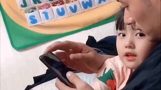 عندما يبدأ صغار البشر في منافستك على الاهتمام!