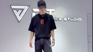 Back then, I was blown away by KAI's dance moves; today, that person is Liu Yuxin.