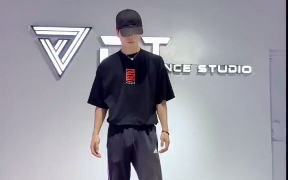 Back then, I was blown away by KAI's dance moves; today, that person is Liu Yuxin.