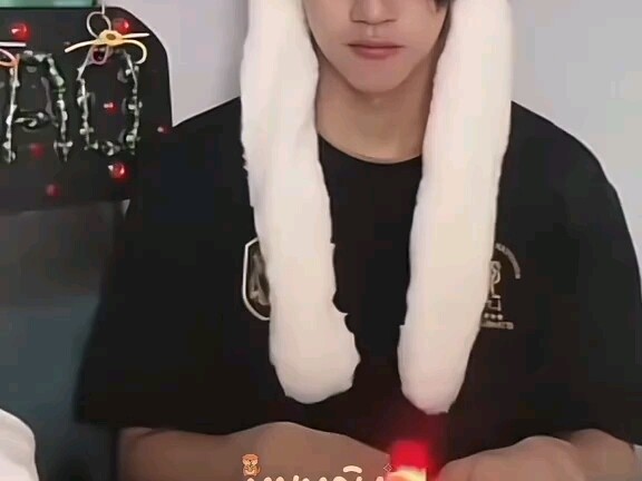 Lượt phát trực tiếp không phải là hình tĩnh… Chắc chắn đây là quà do fan tặng rồi.