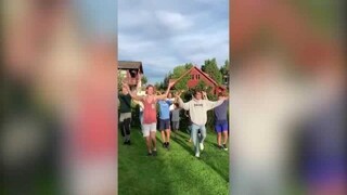 外国小伙从中国回家后带邻居跳广场舞 有模有样的架势超搞笑