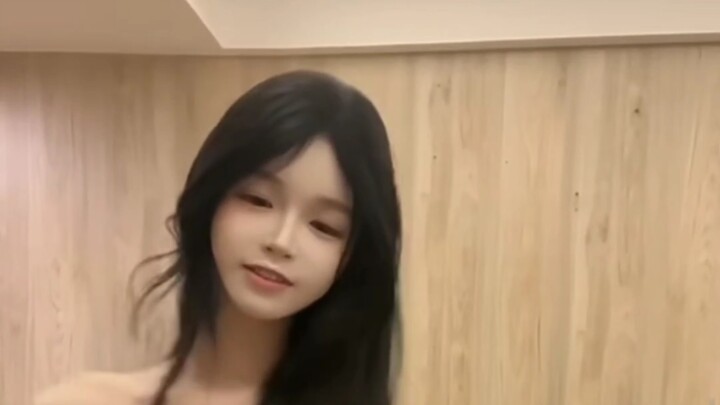 Kuaishou's pure and seductive Xiaoying dances in ultra-short shorts.