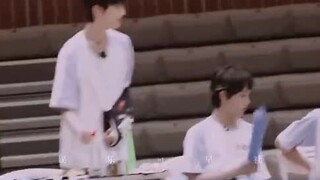 หยานห่าวเซียงได้รับบาดเจ็บที่มือและไม่สามารถเปิดฝาขวดด้วยมือข้างเดียวได้ ดังนั้นเขาจึงขอความช่วยเหลื