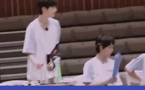 Yan Haoxiang injured his hand and couldn't open the bottle cap with one hand, so he asked Zhu Zhixin
