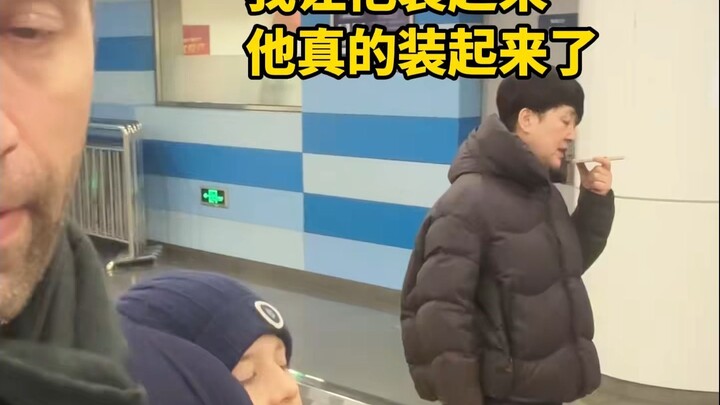 ที่รัก นี่คือแผนที่คุณพาซาชาไปซื้อของปีใหม่เพื่อให้เธอได้เรียนรู้เหรอ? ยิ่งเรียนยิ่งแย่ลง!