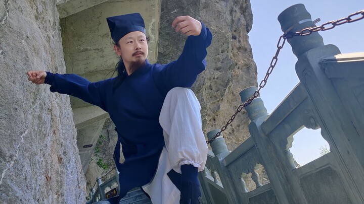 Taoist Master Chen Shixing hikes Wudang’s Daming Peak: steep, perilous mountains — yet he strides wi