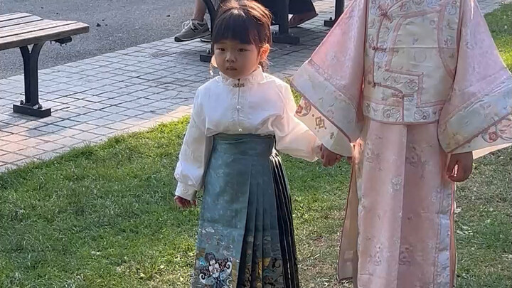 พาแก๊งหนูน้อยชุดฮั่นฝูไปปังกลางถนนต่างแดน