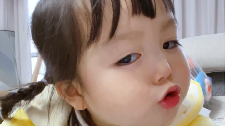 Tôi cũng đâu muốn uống trà hay uống sữa cơ chứ～ nhưng cô ấy lại gọi tôi là “bé yêu” mà…