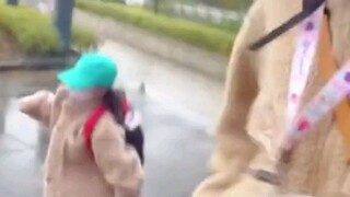 90后宝妈一路狂奔送娃上学！以前是自己迟到，现在是带着孩子一起迟到……