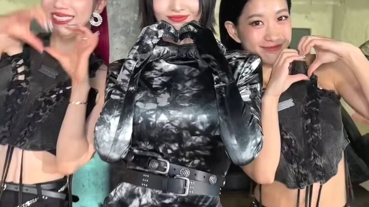 MOMO กับพี่สาว HANA และผู้ออกแบบท่าเต้นของ Celebrate อย่าง ruu ร่วมท้าทายกับเพลง "Celebrate"