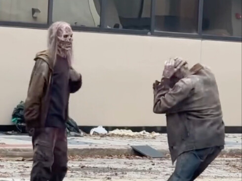 Seri TV Amerika The Walking Dead: Cuplikan di Lokasi Syuting – Dua Aktor Zombie Beradu Tari, Zombie 
