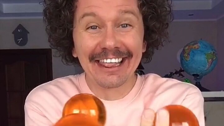 【杂耍菲宾】你能把杂耍球玩的如此顺溜吗？来看看来自俄罗斯的菲宾怎么做的~