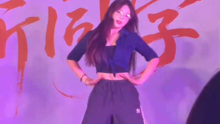 รุ่นพี่สาวในงานเลี้ยงทำให้รุ่นน้องหลงใหลจนใจละลาย!