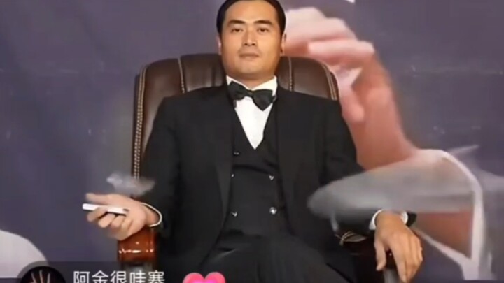 ไม่ใช่นะเพื่อน ที่นี่มีแค่แกเล่นไพ่อยู่คนเดียวเหรอ? ไพ่มันกระเด็นมาโดนหน้าฉันหมดแล้ว!