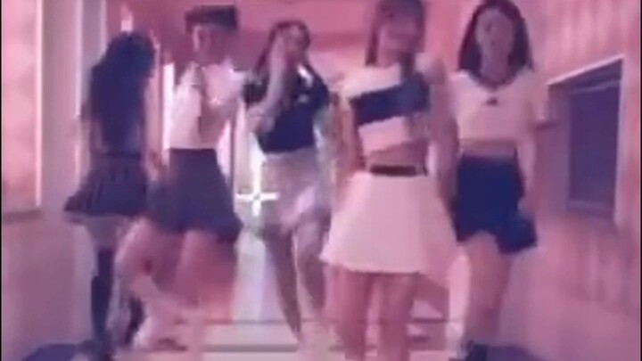 ทีมงานส่งภาพเบื้องหลัง MV New Jeans มาให้ สาวๆ เต้นกันเก่งมาก คลิปนี้สวยมากเลยค่ะ!