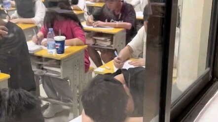 ทุกการเคลื่อนไหวเล็กๆ ของคุณ ครูประจำชั้นจับตาอยู่ทุกย่างก้าว