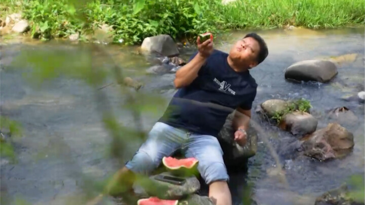 In summer, the little village is carefree—catching river shrimp and boiling cellophane noodles; happ