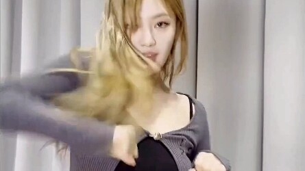 Tiktok Ningning juga ikut serta dalam tarian estafet. Dalam waktu kurang dari empat jam, video terse