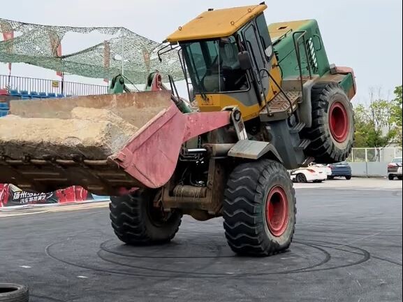 Biểu diễn kỹ xảo máy xúc – Khóa nâng cao Lan Tường