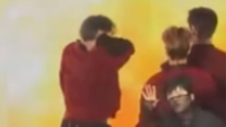 [SEVENTEEN] Zooming in on the TMA live performance, I discovered…
