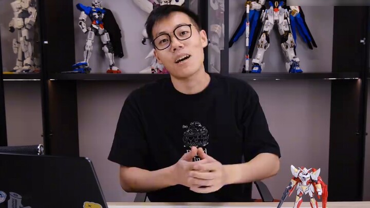 A transformable Lego Gundam with a skeleton?!