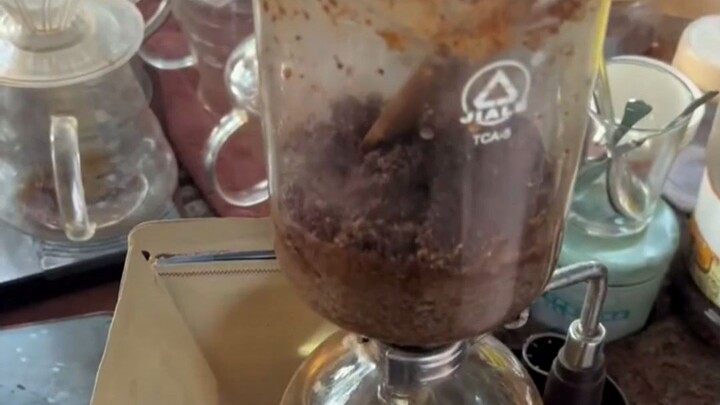 Yunnan Highway Coffee: The owner has been growing coffee for 40 years and running a street stall for