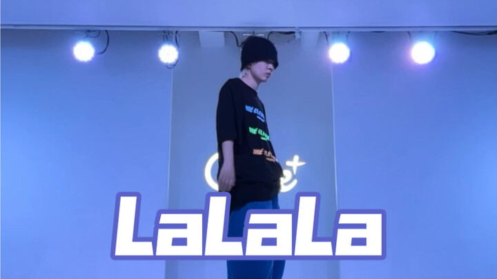 ชอบค่ะ! แปะไว้ก่อนเลย! เป็นการเต้นที่ต้องใช้พลังภายใน! พรีวิวการเต้นของ Stray Kids-LaLaLaLa! จะกลับม