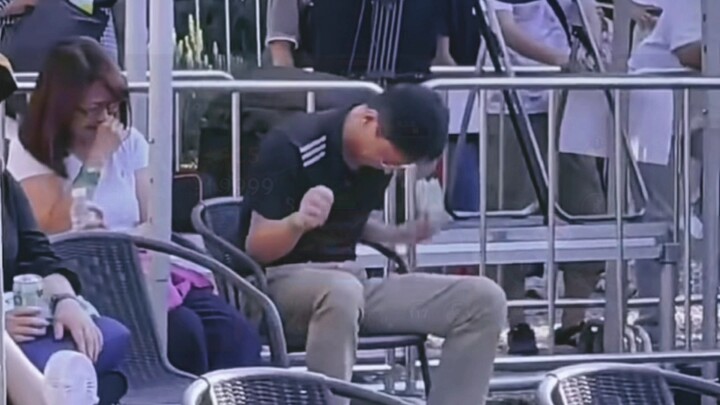 【กลองชุด】พี่ใหญ่ปกติแล้วดูเป็นคนเข้ากับคนง่าย ไม่มีท่าทางหยิ่งผยองเลยสักนิด
