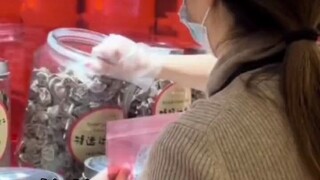 两颗话梅64块..有钱人的世界我不懂...（已替换更清晰的视频源）