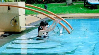 Berenang... berenang... berenang... berenang... baju renang? Pertama kali rasanya memalukan banget ⁄